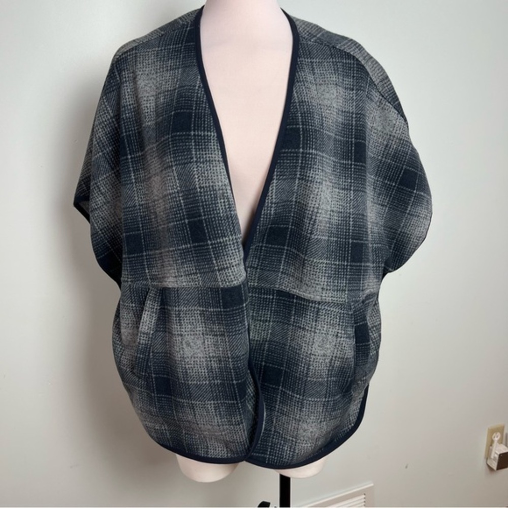 The North Face Women’s Plaid Fleece Poncho Cape Wrap Size Medium - Picture 1 of 10